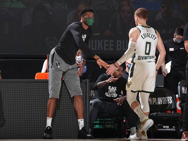 כל עוד הוא שם, צריך לעזור לו. יאניס על אזרחי במילווקי (getty)