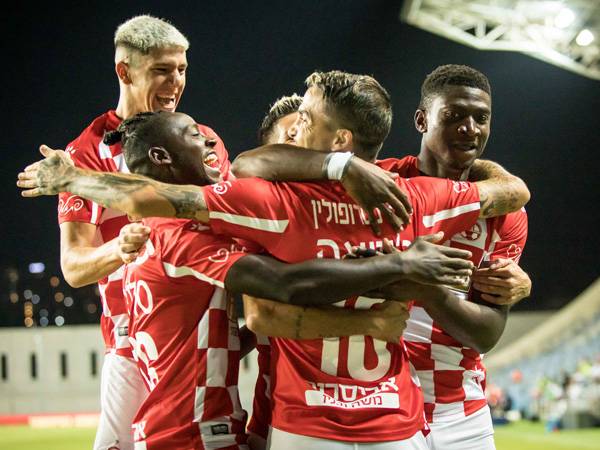 שחקני ב"ש. מחלקים מתנות לבעלים (ברני ארדוב)