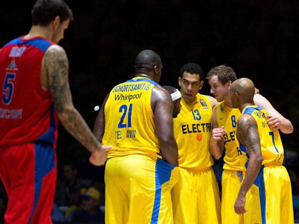 היקמן ושחקני מכבי. המפגש מול צסק"א הטריד אותו (Getty Images)