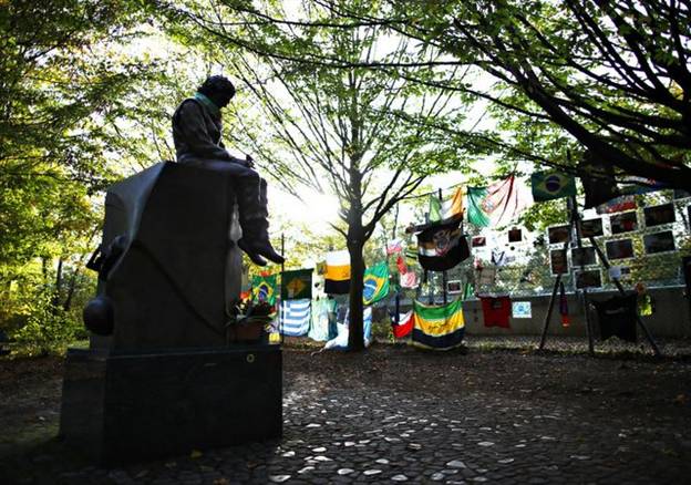 האנדרטה לזכרו של סנה במסלול