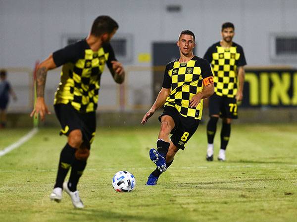 ורד. עשוי לפתוח (לירון מולדובן)