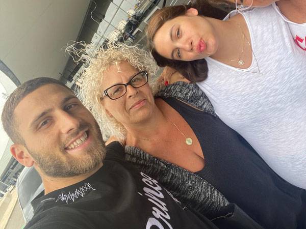 וייסמן עם אמו ורעייתו. איש של בית