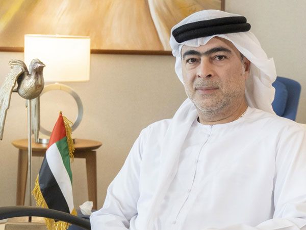 בין כליפה. השותף הבא של חוגג (מתוך האתר הרשמי שלו)