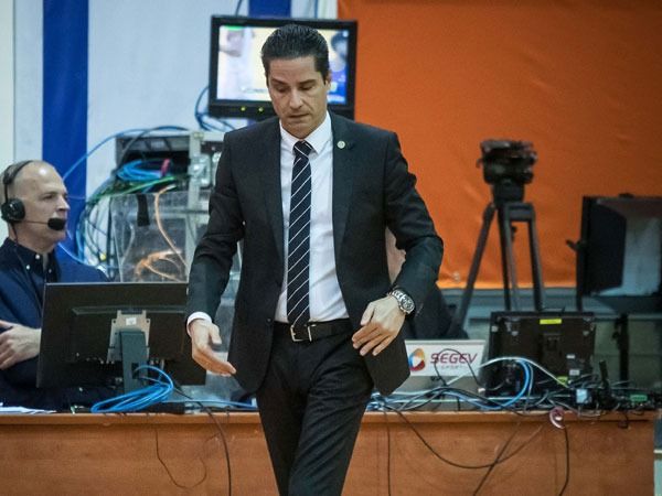 יאניס. משהו לא עובד לו (עודד קרני)