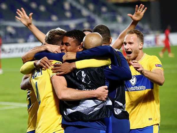 שחררו הרבה לחץ. שחקני מכבי ת"א (צילום: אלן שיבר)