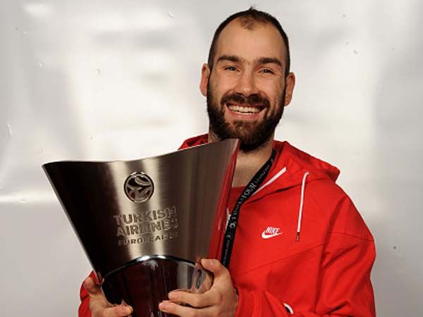 ספאנוליס עם גביע אירופה. סוף הקריירה מתקרב (getty)