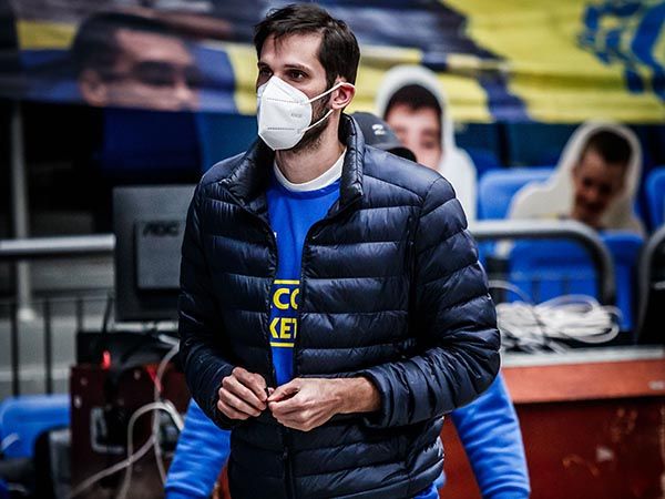 מנסה להשתקם. כספי (אלן שיבר)