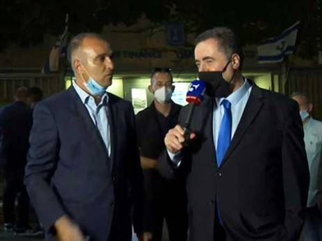 כלפון עם שר האוצר כץ. אז הלחץ נשא פרי