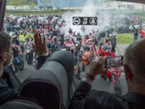 כך זה נראה מהאוטובוס השחקנים