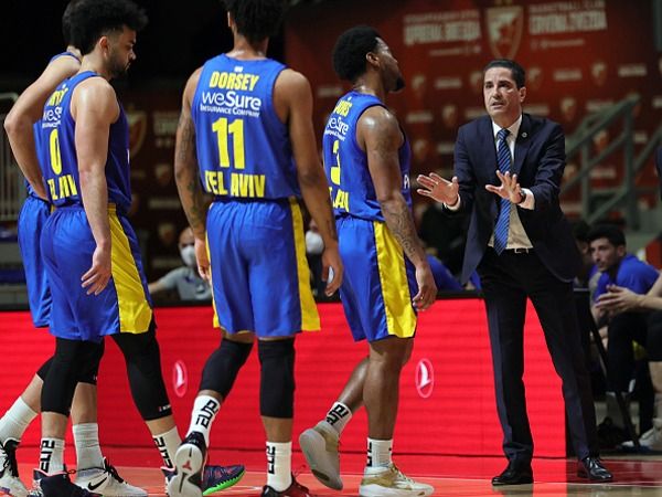 "לא יכולנו להמשיך ולהתמודד". ספרופולוס והשחקנים (getty)