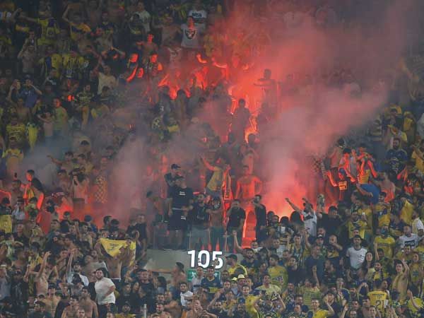 אוהדי הקבוצות הדליקו אבוקות (אלן שיבר)