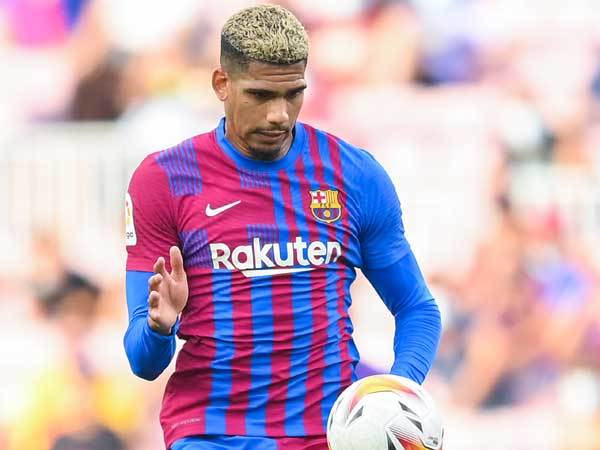 ברצלונה בונה עליו כבלם העתיד. אראוחו