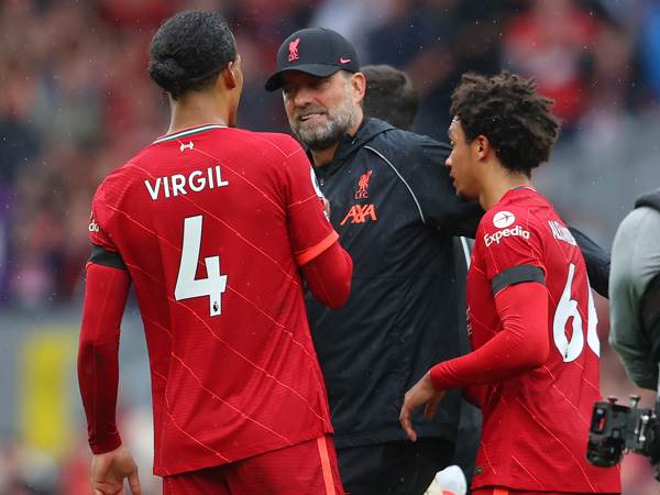 קלופ עם אלכסנדר ארנולד. לא מבין את ההחלטה של סאות'גייט (GETTY)