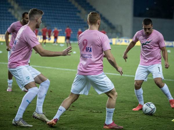 שחקני הנבחרת הצעירה בחימום (באדיבות ההתאחדות לכדורגל)