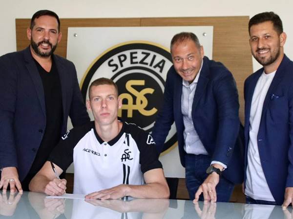 במעמד החתימה בספציה יחד עם סוכנו עו"ד שחר גרינברג. "למדתי להבין את המשחק בצורה הרבה יותר טובה"