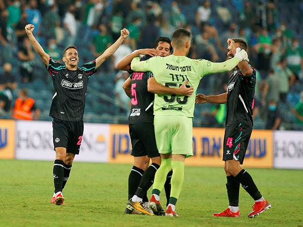 "איך אפשר להגיד שאנחנו לא מאומנים?" שחקני ב"ש חוגגים על חשבון מכבי חיפה (צילום: אלן שיבר)