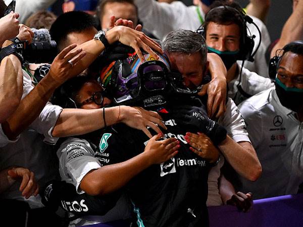 המילטון חוגג עם הצוות של מרצדס (Getty)