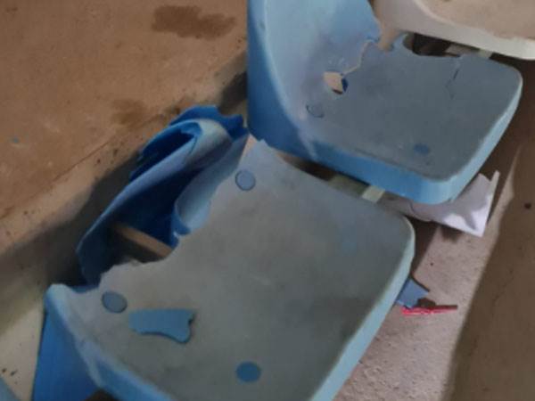 הכיסאות השבורים