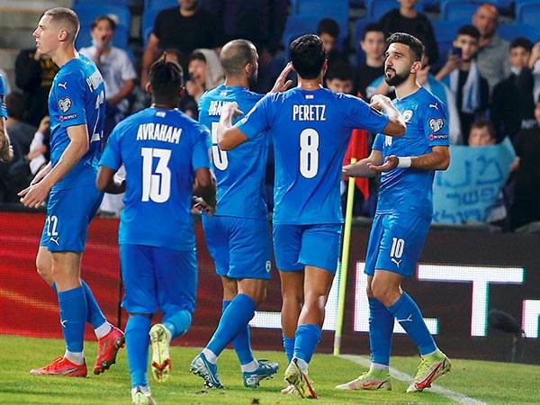 שחקני הנבחרת חוגגים. יחגגו גם בסוף הערב? (אלן שיבר)