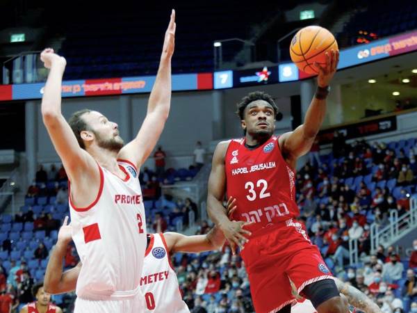 אדאמס. משחק אדיר שלו (אלן שיבר)