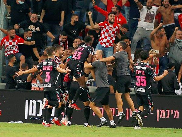 "חופן גדול של פרובוקציות ומשחק פשוט מגעיל" (אלן שיבר)