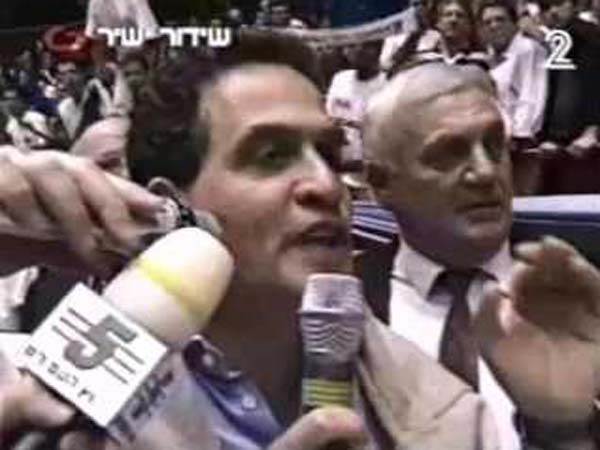 מנבר. איים לעזוב