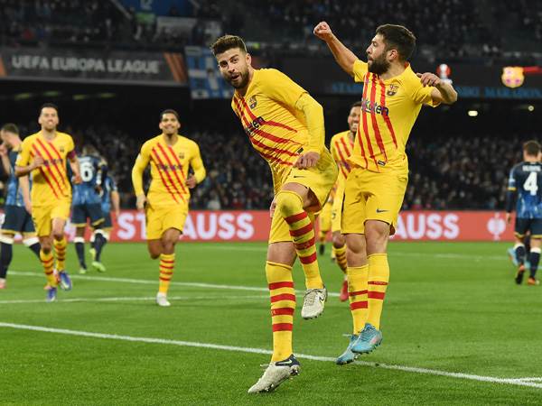 ברצלונה חוגגת בנאפולי. הקטאלונים בשמינית (Getty)