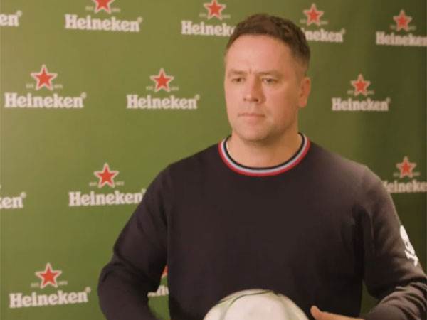 מייקל אואן. הגיע לישראל כחלק מפעילות של היינקן