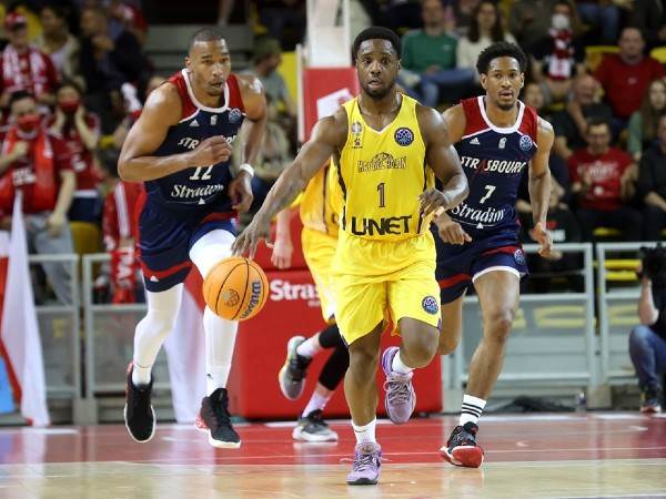 רגלנד, שני סלי קלאץ' ענקיים (FIBA)