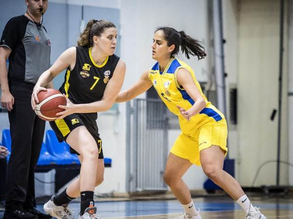 גילי אייזנר מול מאי דיין (קרדיט: מנהלת ליגת העל לנשים בכדורסל)