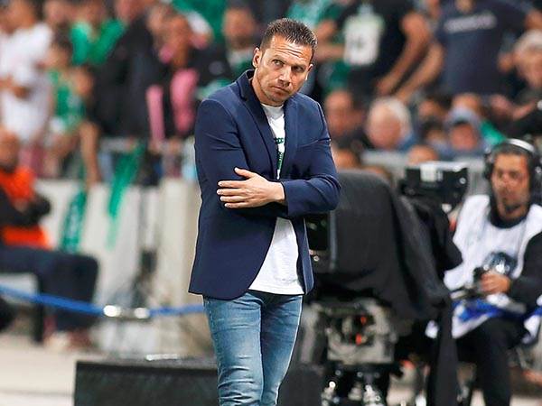 שולט בקבוצה ביד רמה. בכר (אלן שיבר)