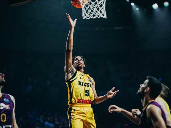 16 נק' ברבע הראשון. סיימון (פיב"א)