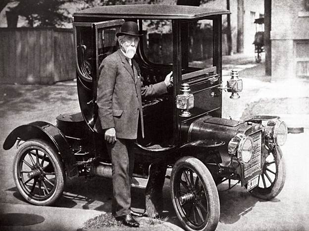 הנרי לילנד ב-1901 ליד הקאדילק הראשונה שייצר