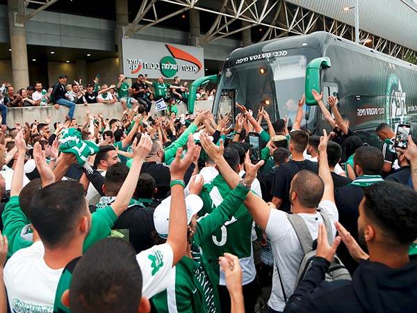 אוהדי מכבי חיפה מחוץ למושבה (אלן שיבר)