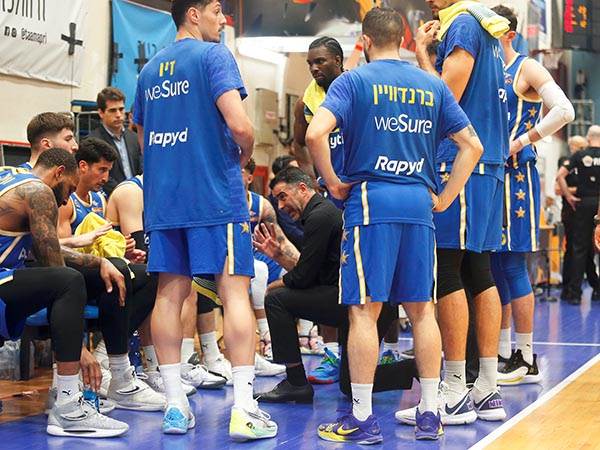 שחקני מכבי מאוכזבים. משחק גורלין (אלן שיבר)