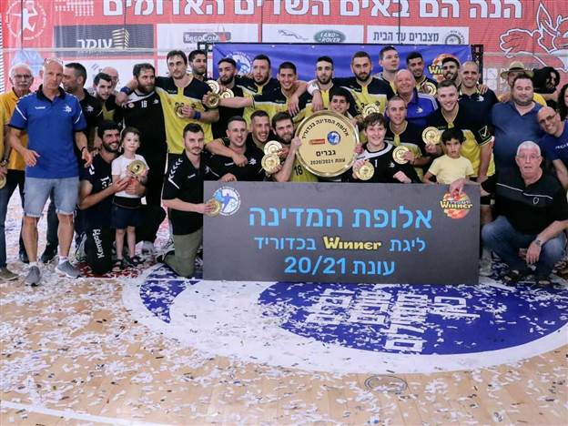 שיקלושי ופישלוביץ, בצד שמאל של התמונה (צילום: הדר ואן קולא, איגוד הכדוריד)