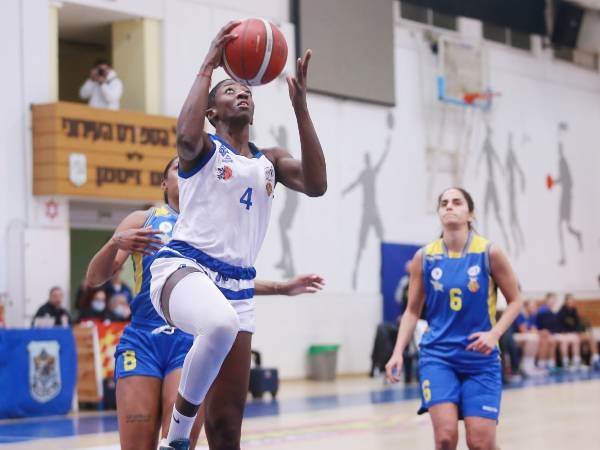 זרה נוספת לצד ג'נקינס (קרדיט: מנהלת ליגת העל לנשים בכדורסל)