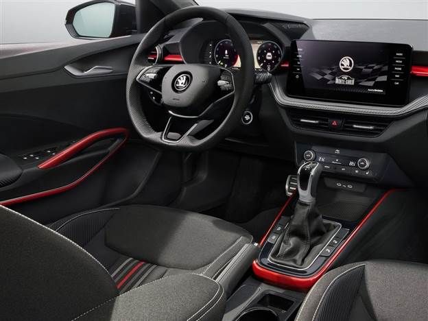 בגרסת מונטה קרלו מוטיב ספורטיבי בגווני אדום