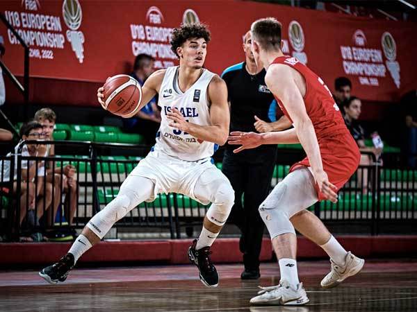 אסיסט מטריפל דאבל (FIBA)