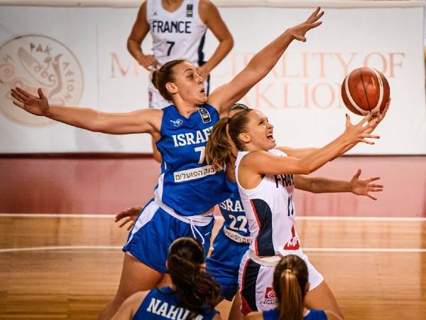 מיקה ביטן עם ניסיון חסימה (fiba)