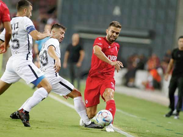 ויטור. "מסתכלים למשחק הבא" (אלן שיבר)