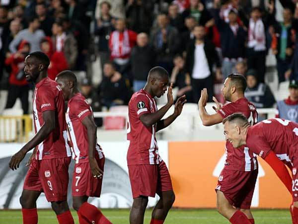 לפחות זמנית מעל לקו (GETTY)