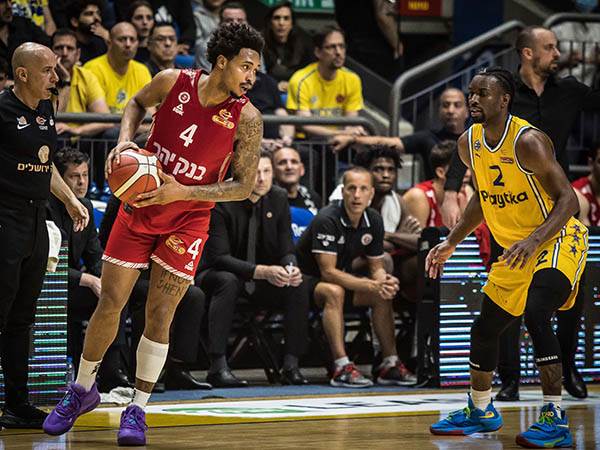 אדאמס. מוביל כדור (עודד קרני)