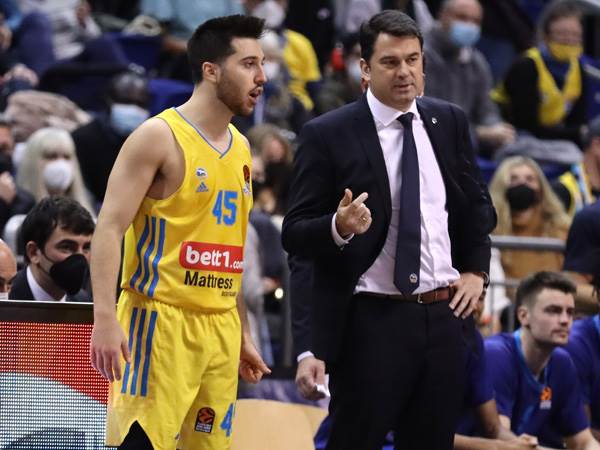 עם המאמן ישראל גונסאלס. גם הקבוצה מנצחת (יורוליג)