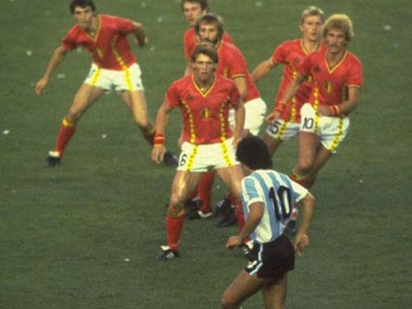 ההגנה של בלגיה מול מראדונה (1982)