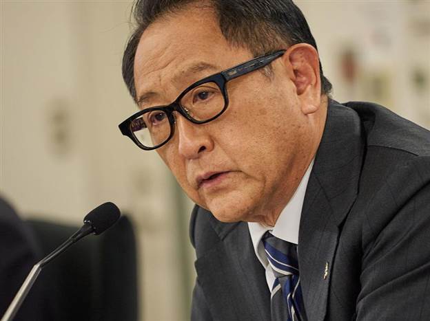 אקיו טויודה. כולם ממהרים לרכב החשמלי (צילום: יצרן)