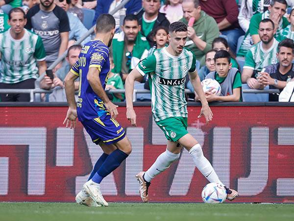 "יש גלים של טוב ורע". חזיזה מתקשה מול ריינה (צילום: מאור אלקסלסי)