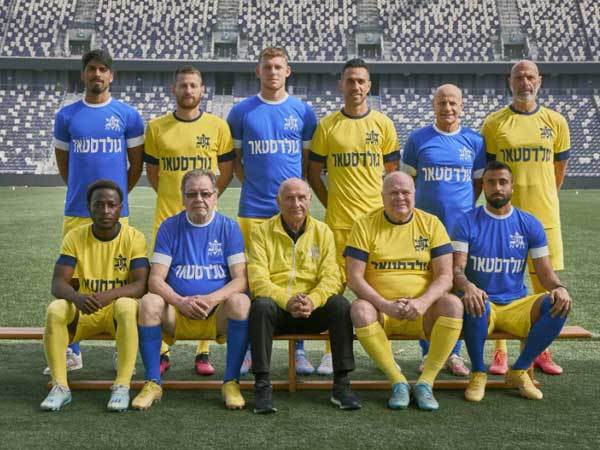 הצהובים בתמונה משותפת של הווה ועבר (צילום: אוהד ארידן, מכבי ת"א)