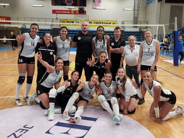 שחקניות כפ''ס לאחר הניצחון (קרדיט: זאב גולדשמיט, הפועל כפ''ס)