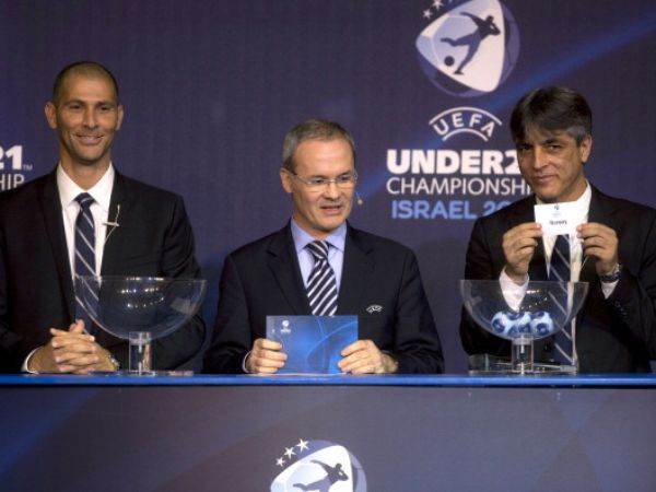 אוחנה בהגרלת יורו הצעירות (MENAHEM KAHANA/AFP via Getty Images)